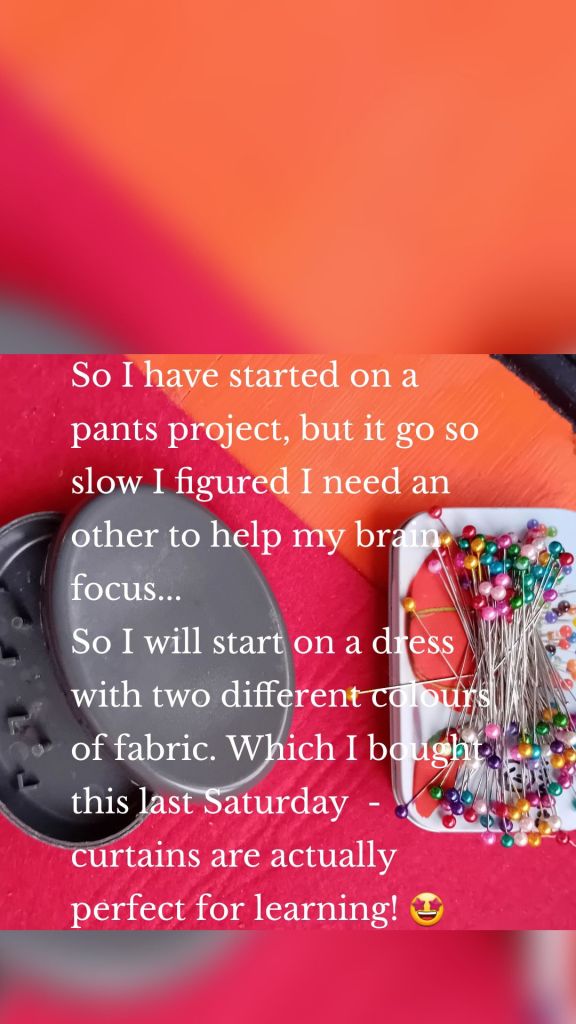 So I have started on a pants project, but it go so slow I figured I need an other to help my brain focus... So I will start on a dress with two different colours of fabric. Which I bought this last Saturday - curtains are actually perfect for learning! 🤩